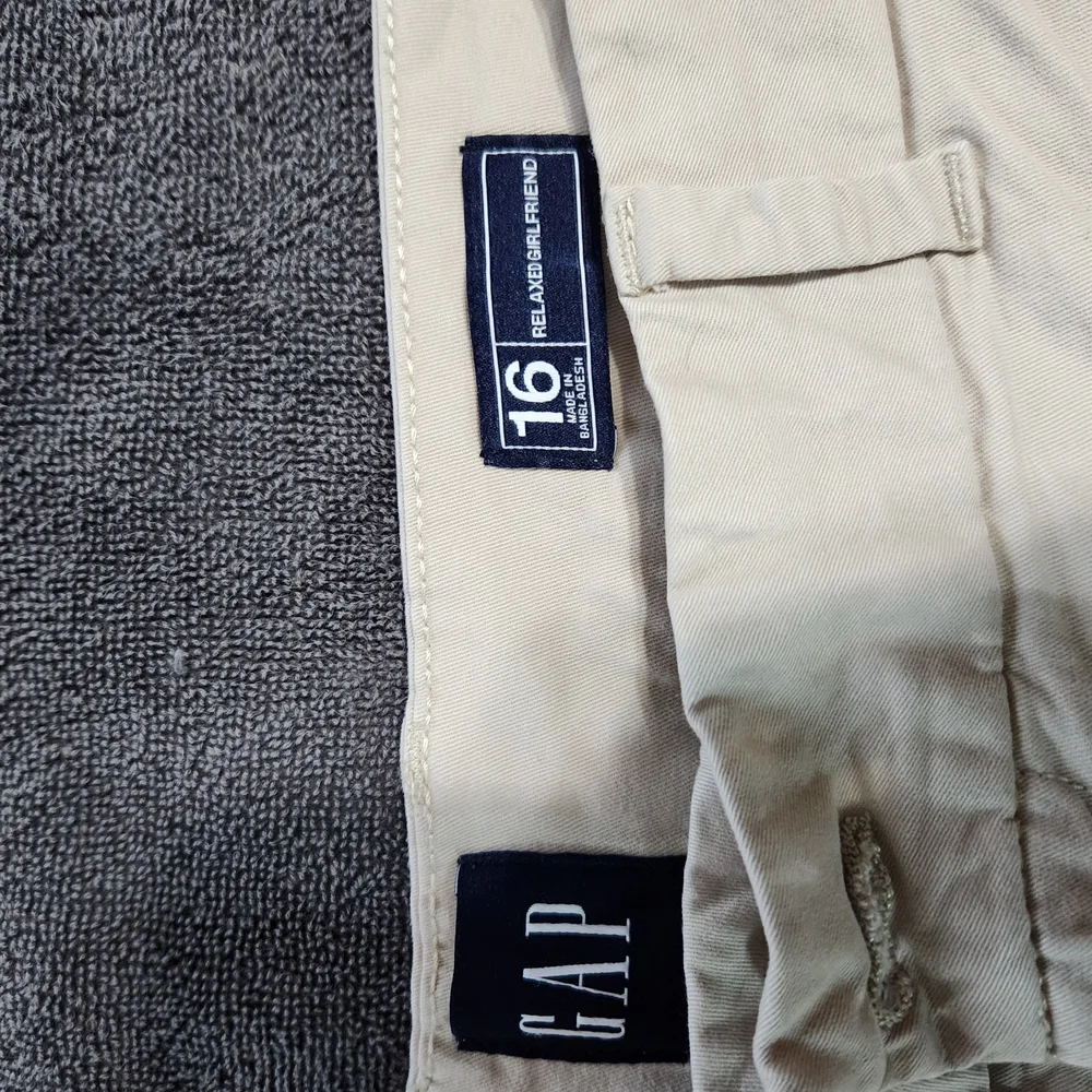 GAP Cream Cargo Shorts with Tailored Fit - Picture 4 of 7